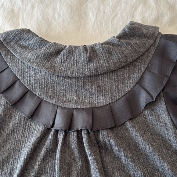Cute grey ribbed sleeveless top with 4 jet button closure and black pleated edge - Picture 7 of 10